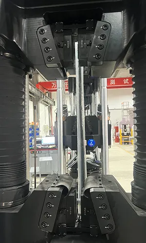 Двухзонная сервогидравлическая универсальная испытательная машина с клиновыми захватами